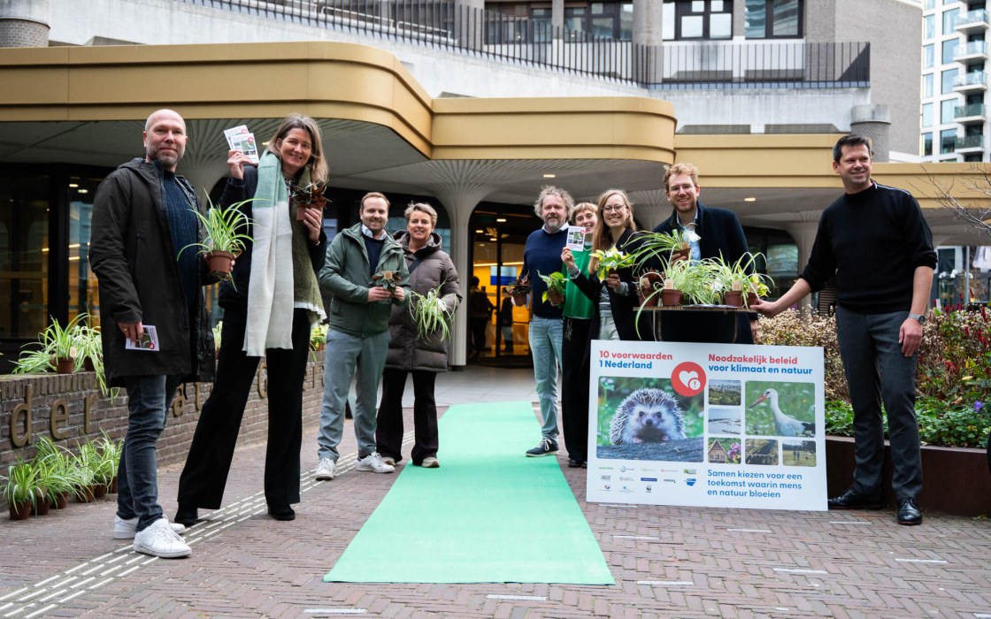 Groene loper voor de ingang van de tweede kamer met ons team klaar om tweede kamerleden te ontvangen