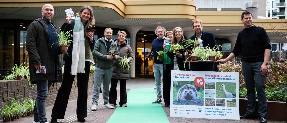 Groene loper voor de ingang van de tweede kamer met ons team klaar om tweede kamerleden te ontvangen