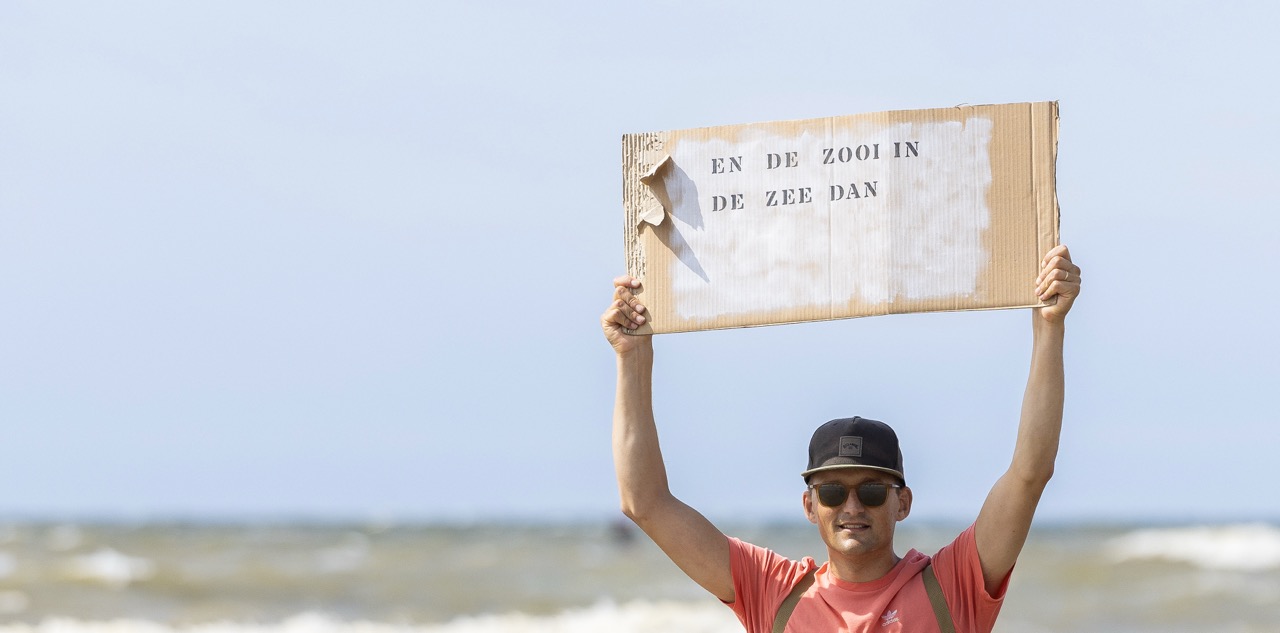 man met protest bord "en de zooi in de zee dan"